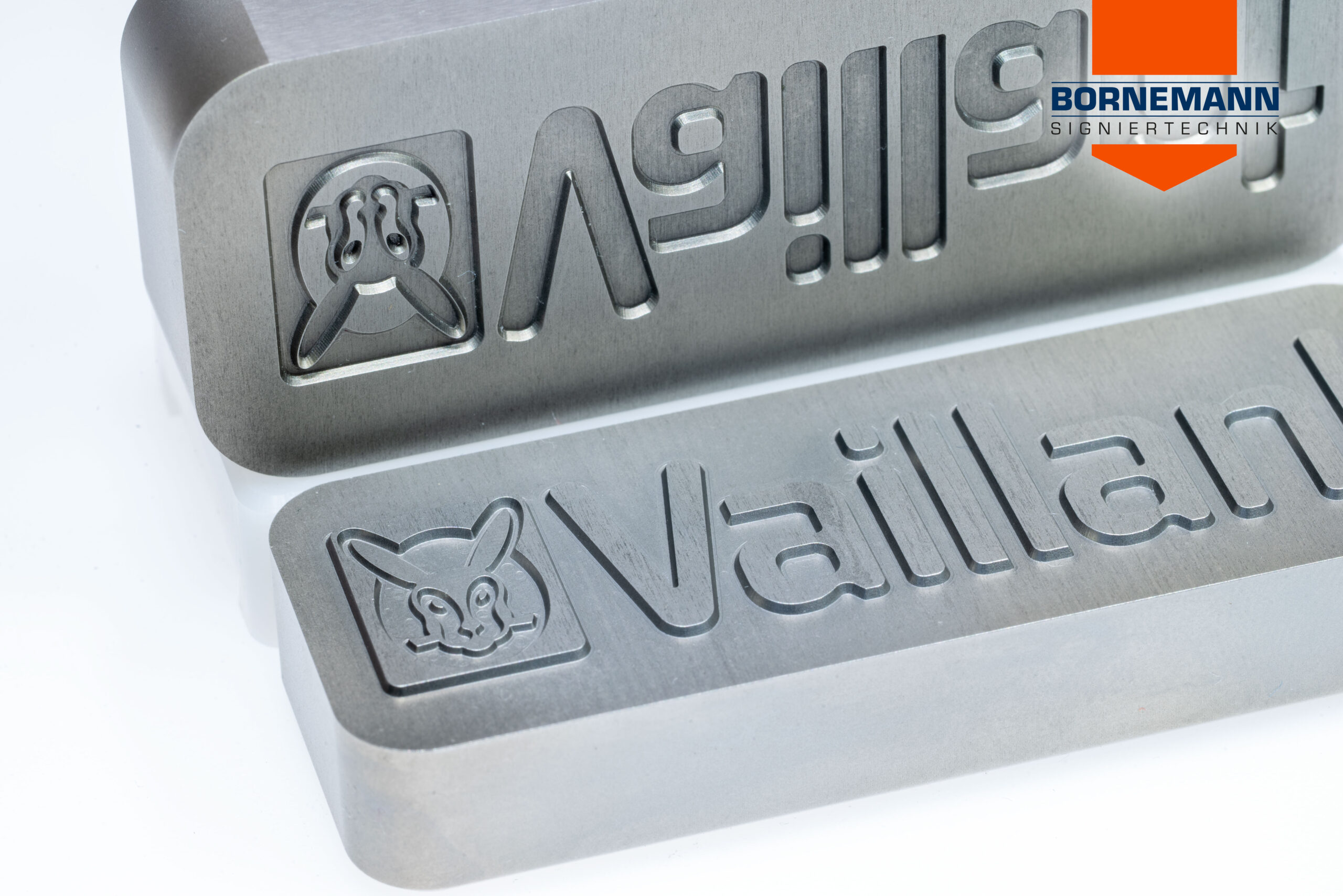 Patrize und Matrize eines Prägestempels im Detail, mit Logo „Vaillant“ als Beispielprägung.